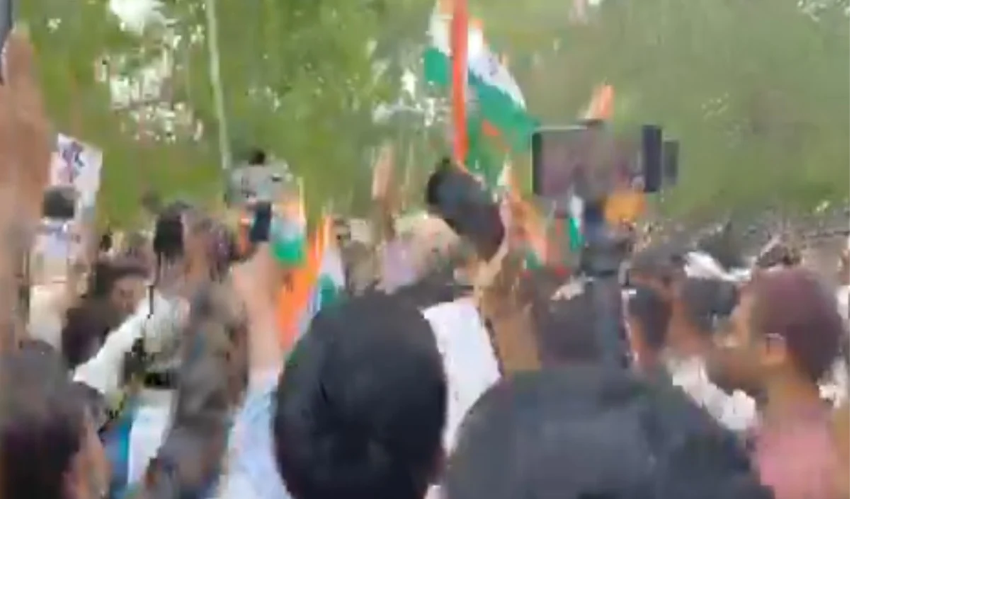 Lucknow: परीक्षा धांधली पर Cockroach Janta Party का प्रदर्शन, शिक्षा मंत्री Dharmendra Pradhan के इस्तीफ़े की मांग
